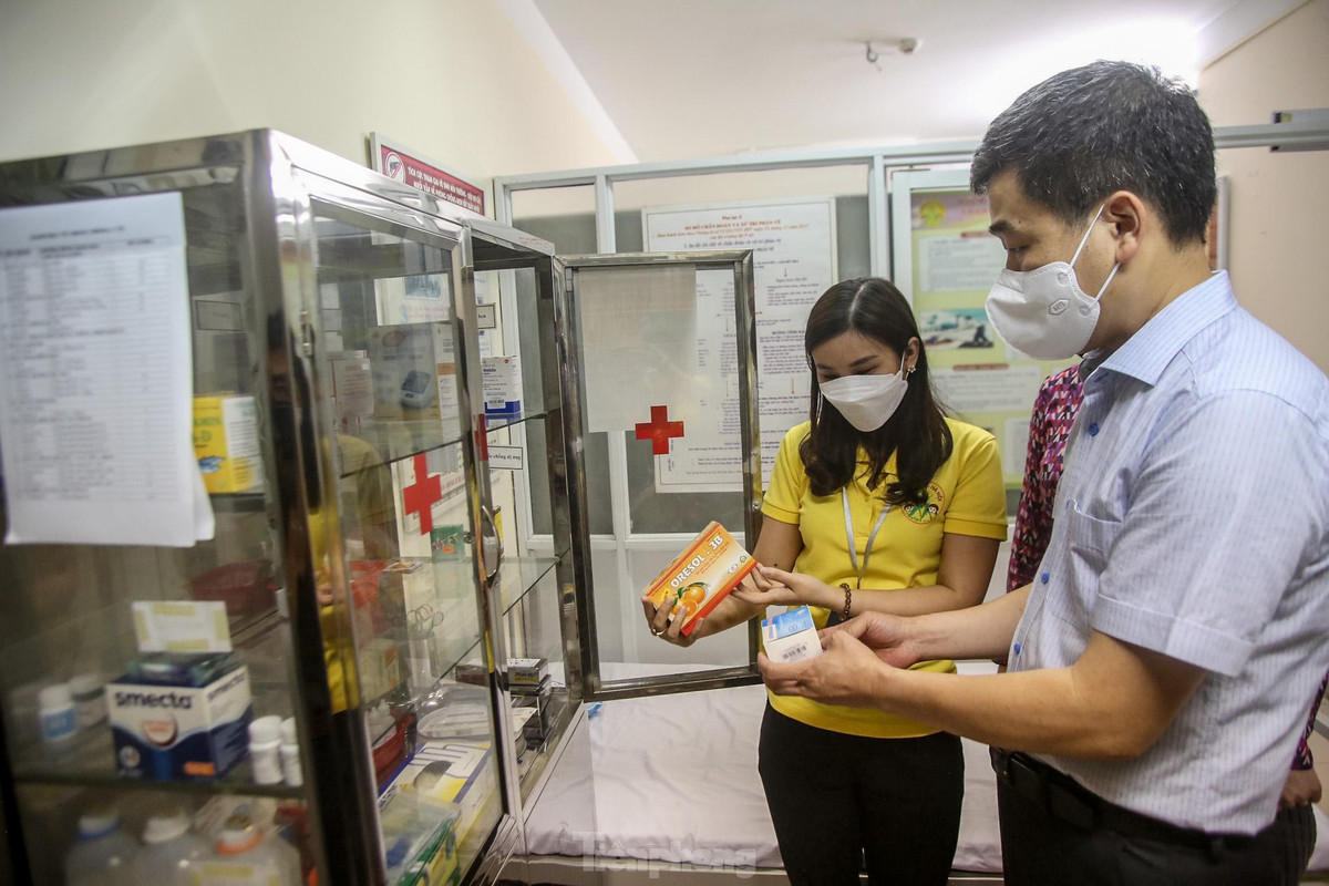 "Việc đón học sinh mầm non quay trở lại trường học cần chú trọng đến từng khâu, từ việc kiểm tra hệ thống gas của bếp ăn, nhập nguyên vật liệu, tăng cường phụ huynh giám sát bếp ăn đến khoảng cách tối thiểu cho các em học sinh trong lớp, tăng cường bổ sung những thiết bị y tế còn thiếu tại các cơ sở là điều cần thiết và cấp bách", ông Hoàn nhấn mạnh.