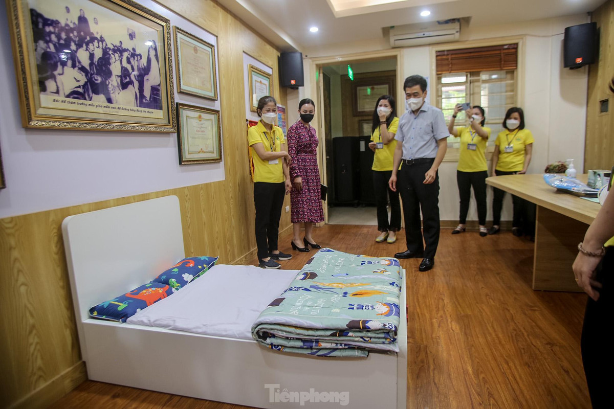 Đoàn kiểm tra phòng cách ly trong trường hợp phát hiện F0, F1.