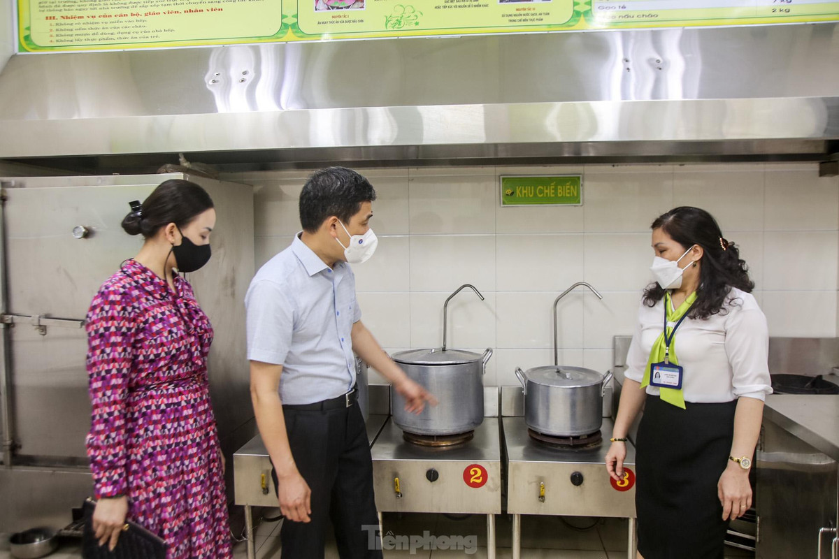 Đoàn kiểm tra kỹ bếp ăn, chế độ dinh dưỡng của các trường mầm non.
