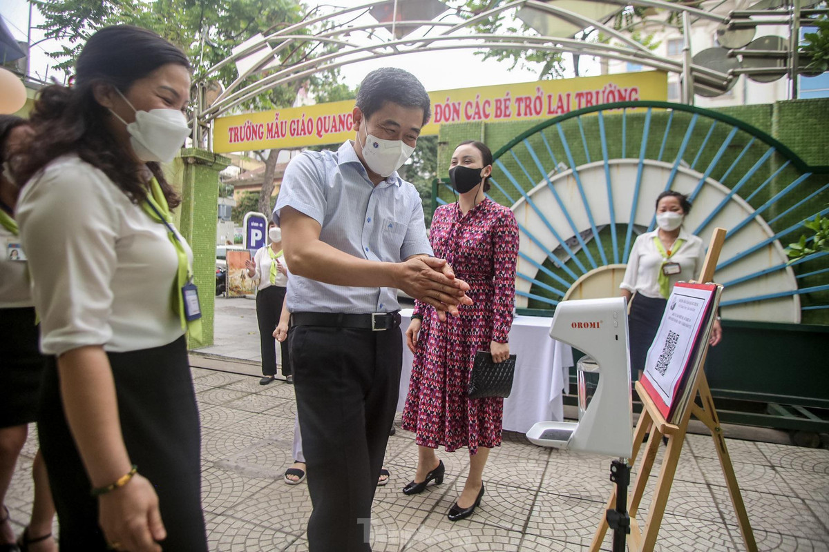 Máy đo thân nhiệt và sát khuẩn tự động được bố trí phù hợp với học sinh mầm non.