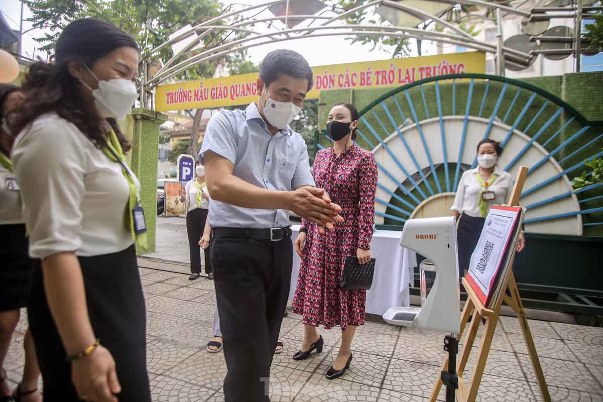 Máy đo thân nhiệt và sát khuẩn tự động được bố trí phù hợp với học sinh mầm non.