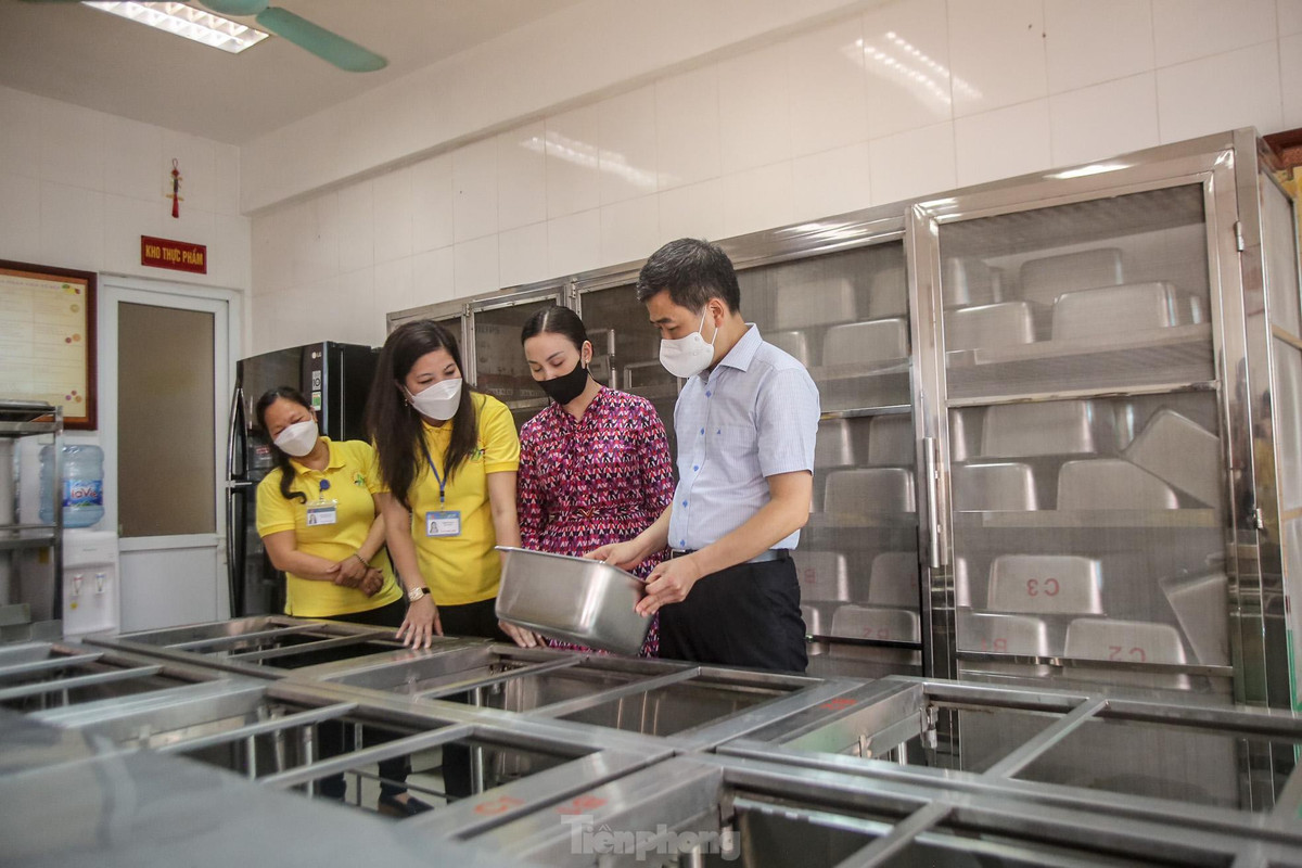 Ông Nguyễn Quốc Hoàn cùng đoàn thực hiện kiểm tra kĩ càng tất cả cơ sở vật chất, đồ dùng, trang thiết bị, phòng y tế, phòng ăn… của các trường trên địa bàn.