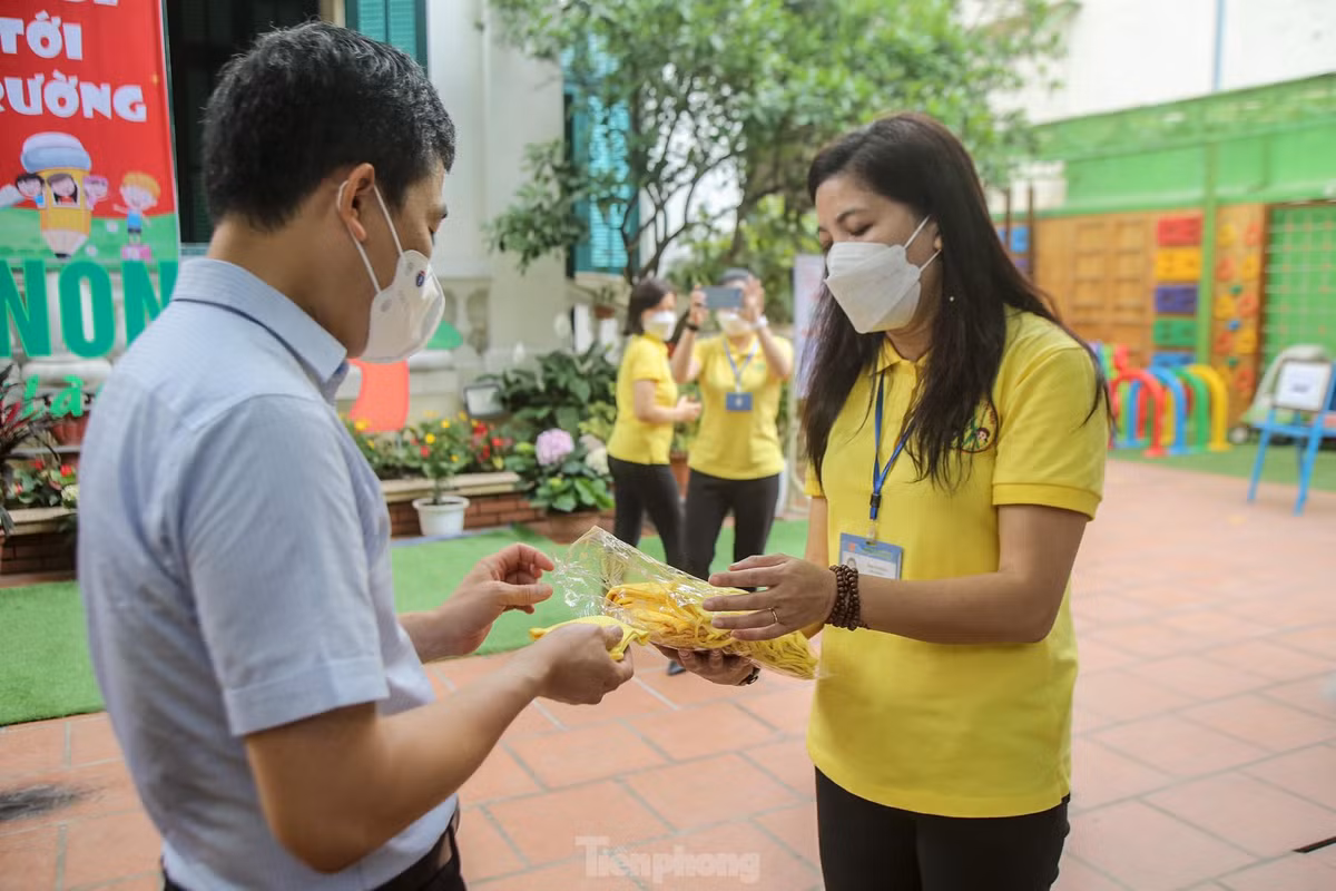 Đoàn kiểm tra chất lượng khẩu trang được phát cho các em khi đi học trực tiếp.