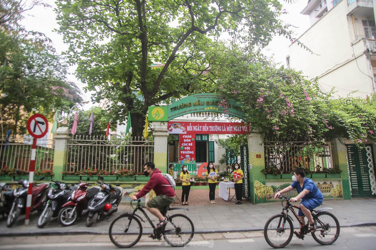 Biển hiệu, băng rôn chào mừng các em mầm non đến trường được trang trí rực rỡ tại các điểm trường ở Hà Nội.