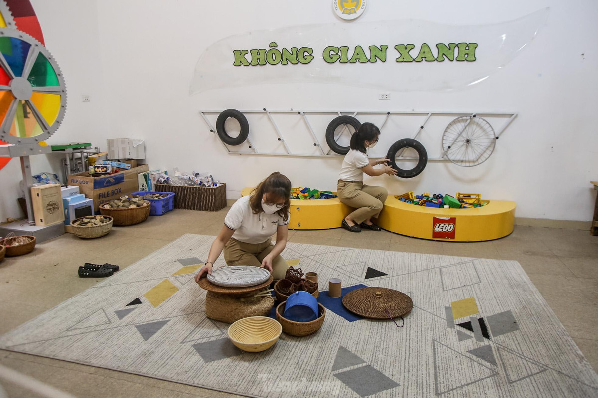 Để đón học sinh quay trở lại trường sau gần một năm đóng cửa, các trường mầm non đều tất bật chuẩn bị, lên các phương án để đón các em quay lại trường học trực tiếp.