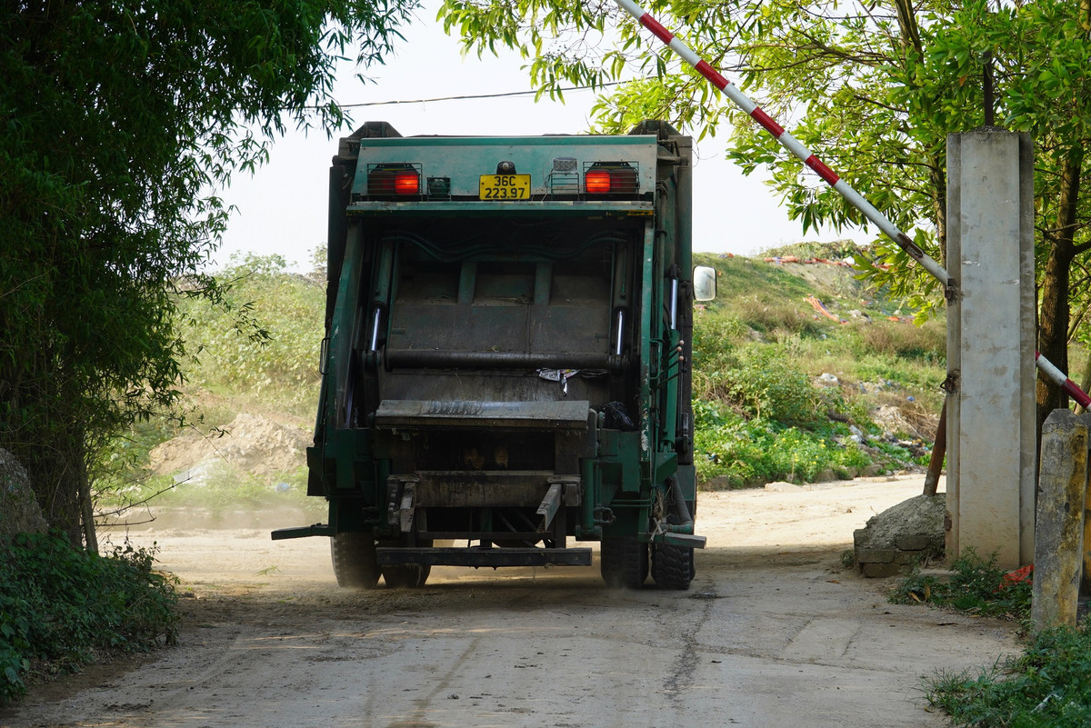 Tuy nhiên, theo tìm hiểu của Zing, dự án Nhà máy xử lý chất thải rắn triển khai tại xã Quảng Minh đang chậm tiến độ so với kế hoạch. Bãi rác phường Trung Sơn (Sầm Sơn) chưa thể kết thúc sứ mệnh của mình và hàng ngày vẫn tiếp nhận hàng tấn rác thải trên địa bàn.