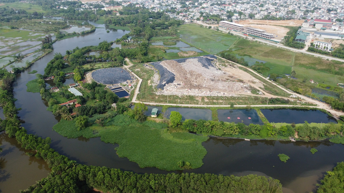 Bãi rác nằm cạnh sông Đơ - cửa ngõ phía Tây của thành phố. Nơi này đang và sẽ triển khai nhiều dự án khu đô thị sinh thái, giải trí, kinh doanh thương mại, nghỉ dưỡng chất lượng cao.