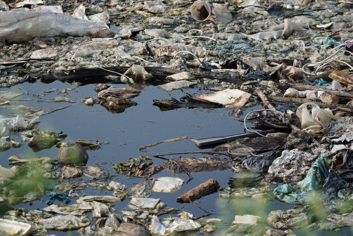 Rác, nước thải ô nhiễm ùn ứ vì quá tải.