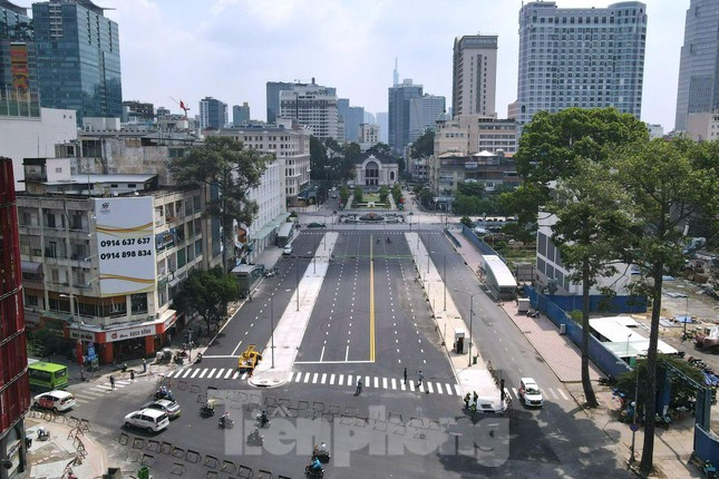 Ngày 27/4, Ban quản lý đường sắt đô thị TPHCM (MAUR) đã hoàn thành việc tháo dỡ hàng rào, hoàn trả mặt bằng một đoạn đường Lê Lợi (quận 1, TPHCM) phục vụ giao thông và sinh hoạt của người dân hai bên đường sau nhiều năm rào chắn.