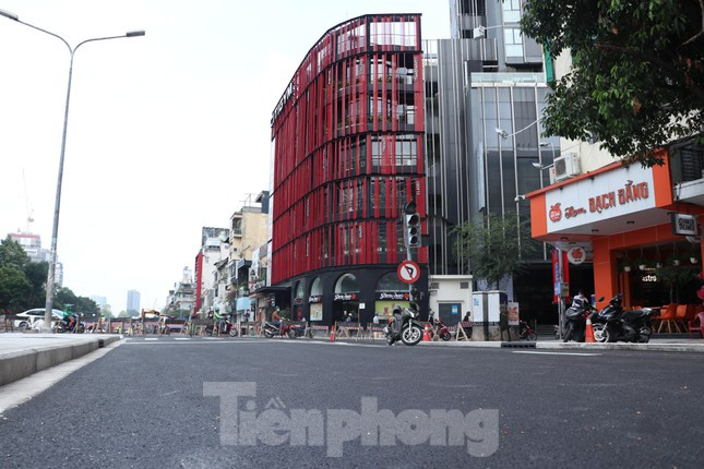 Đoạn đường Lê Lợi thuộc gói thầu CP1a, được khởi công ngày 15/11/2016. Mặt bằng thi công được nhận từ Trung tâm Quản lý hạ tầng giao thông đường bộ vào ngày 23/3/2017. Thực hiện rào chắn để thi công từ ngày 23/3/3017.