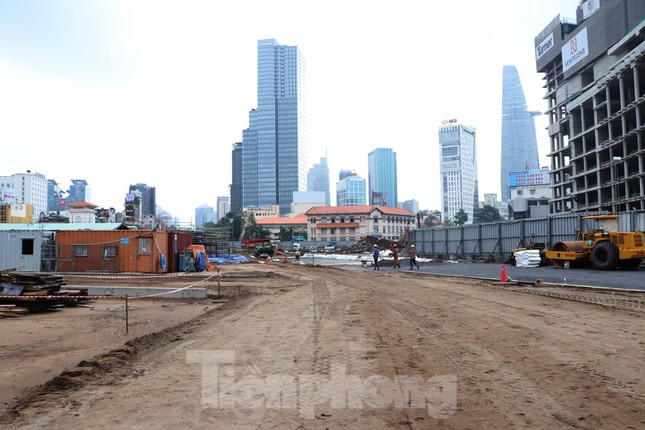 Tuyến metro số 1 có chiều dài gần 20 km, đi từ chợ Bến Thành (quận 1) đến Depot Long Bình (TP Thủ Đức) gồm 3 ga ngầm và 11 ga trên cao với tổng mức đầu tư hơn 43.700 tỷ đồng. Dự án được khởi công từ năm 2012. Đến nay đã nhập về 15/17 đoàn tàu, dự kiến sẽ chạy thử vào cuối năm 2022.