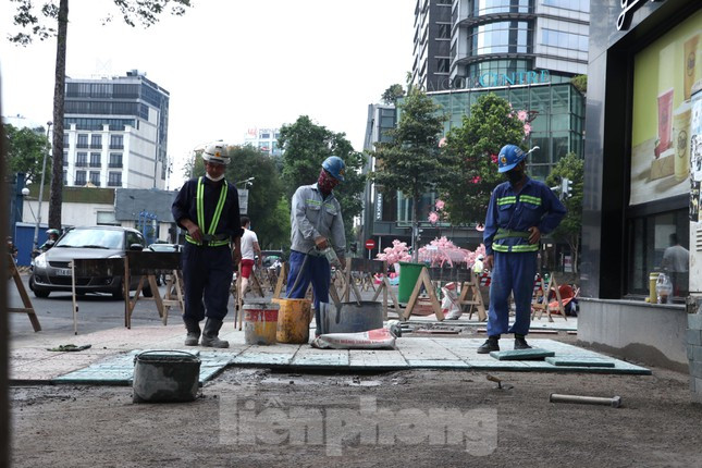 Đoạn từ trước Ngã tư Lê Lợi – Nam Kỳ Khởi Nghĩa đến ngã tư Lê Lợi – Nam Kỳ Khởi Nghĩa sẽ được nghiệm thu đưa vào sử dụng và tháo dỡ rào chắn vào ngày 20/5/2022; đoạn từ ngã tư Lê Lợi – Nam Kỳ Khởi Nghĩa đến trước Ngã ba Lê Lợi – Phan Bội Châu 20m được nghiệm thu đưa vào sử dụng và tháo dỡ rào chắn vào ngày 10/6/2022; Còn đoạn trước ngã ba Lê Lợi – Phan Bội Châu đến chợ Bến Thành và khu vực chợ Bến Thành sẽ hoàn trả trước Lễ Quốc khánh 2/9.