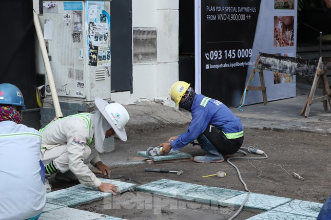 Theo đề xuất của Sở Quy hoạch - Kiến trúc TPHCM, mặt bằng đường Lê Lợi sau khi được chủ đầu tư bàn giao sẽ được thiết kế cảnh quan theo ba giai đoạn. Trong đó, giai đoạn đầu chủ yếu duy trì tuyến giao thông như trước, điều chỉnh vỉa hè hai bên cho đồng bộ, kết hợp trồng lại cây xanh, thiết kế bổ sung lối dẫn đường cho người khuyết tật. Giai đoạn 2 sẽ thiết kế tăng vỉa hè cho người đi bộ, phân làn đường dành riêng cho xe buýt và xe đạp. Giai đoạn 3 sẽ mở rộng ranh nghiên cứu xây dựng các dãy nhà hai bên đường Lê Lợi với mục đích ưu đãi về mặt hệ số sử dụng đất, tầng cao, khoảng lùi để khuyến khích thương mại dịch vụ và thu hút đầu tư.