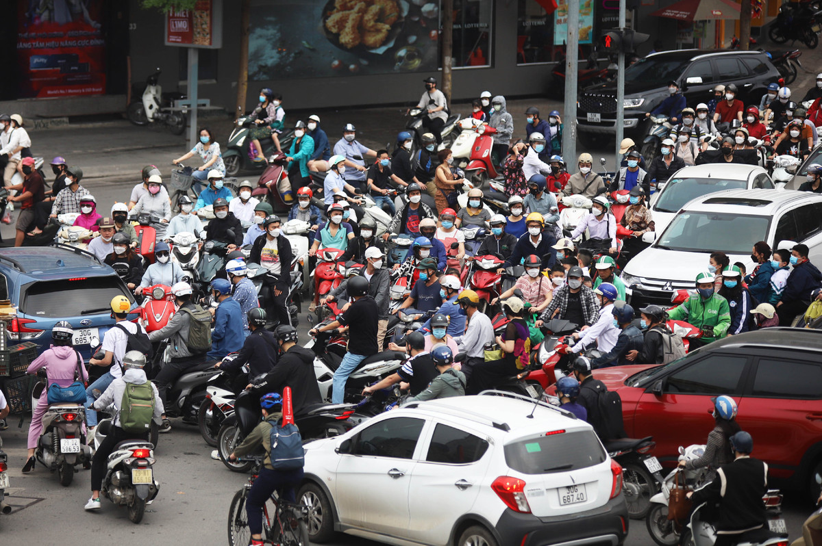 Lưu lượng xe cộ đông, dù người đi đường có tuân thủ nhịp đèn tín hiệu hay không các nút giao cũng khó tránh khỏi sự rối loạn. Hình ảnh tại ngã 3 Xã Đàn - Phạm Ngọc Thạch, nơi xung đột với chiều đi hầm Kim Liên.