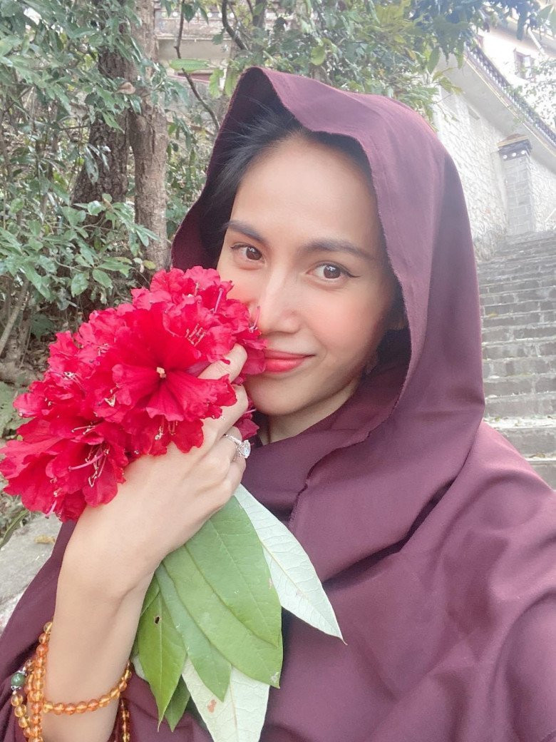 Dù để mặt mộc, Thủy Tiên cũng không quên tô vẽ - Hình 3 Du de mat moc, Thuy Tien cung khong quen to ve-Hinh-3