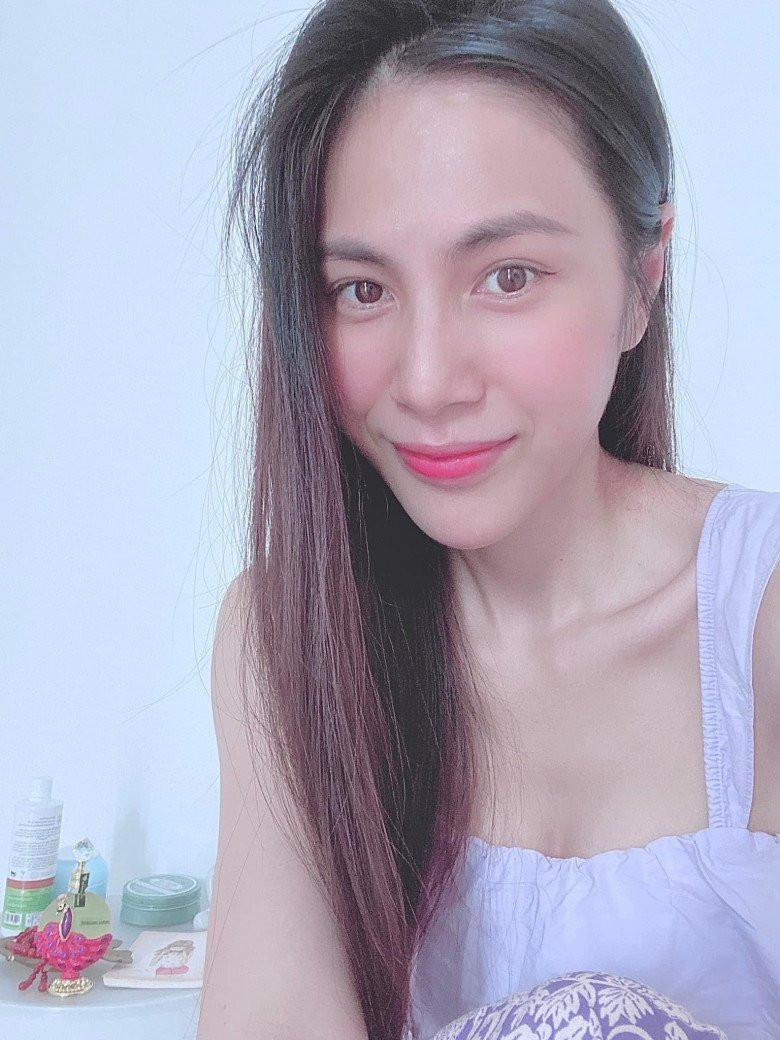 Dù để mặt mộc, Thủy Tiên cũng không quên tô vẽ Du de mat moc, Thuy Tien cung khong quen to ve