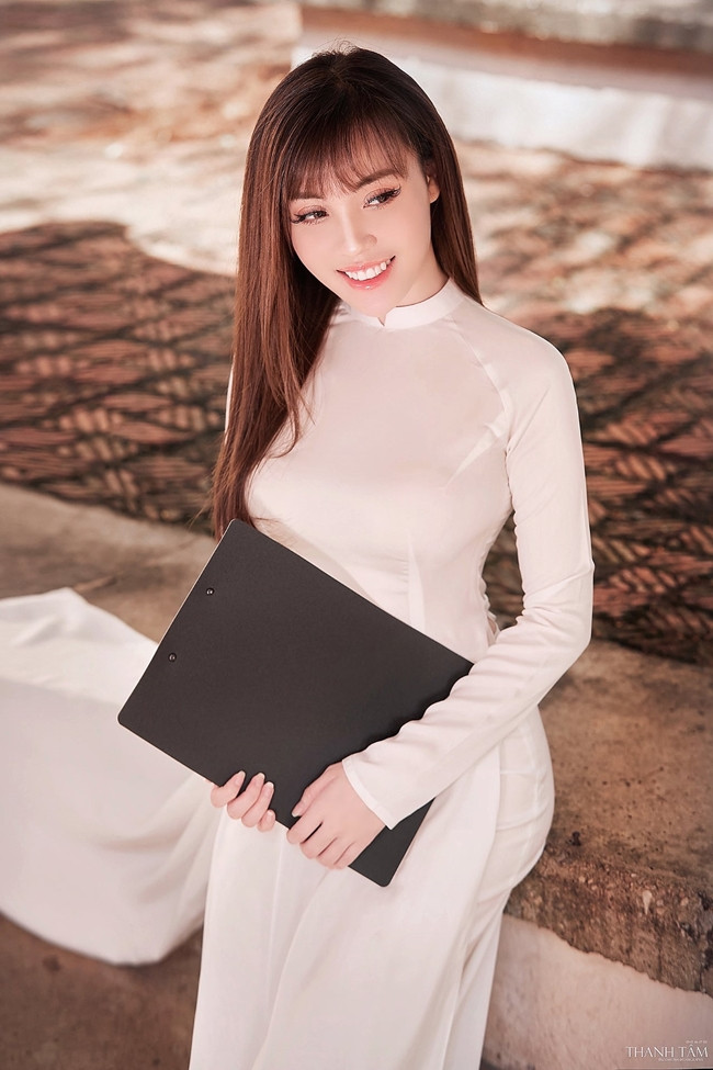 Trong kì thi tuyển sinh Đại học Quốc gia năm 2015 cô được chọn là giám thị trông thi. Hình ảnh xinh đẹp của cô khiến người ta gọi cô bằng biệt danh "hot girl giám thị".