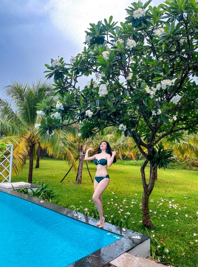 Mặc dù đã trải qua hai lần sinh nở nhưng cô vẫn giữ được hình thể thon gọn.