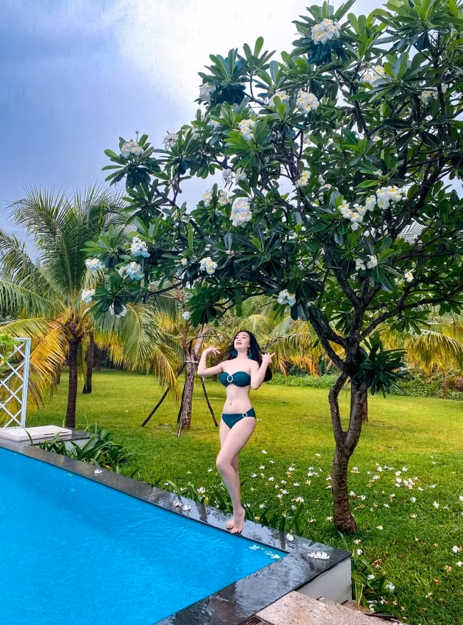 Mặc dù đã trải qua hai lần sinh nở nhưng cô vẫn giữ được hình thể thon gọn.