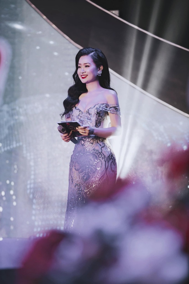 Khi dẫn chương trình, người đẹp sẽ chọn những thiết kế đầm dạ hội duyên dáng.