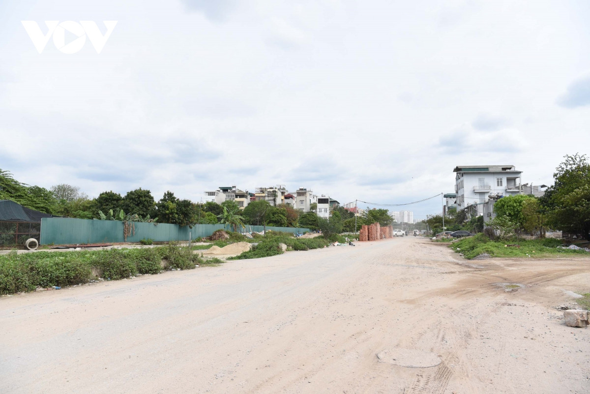 Vào những ngày thời tiết khô nắng xe cộ đi lại cuốn bụi bay mù mịt