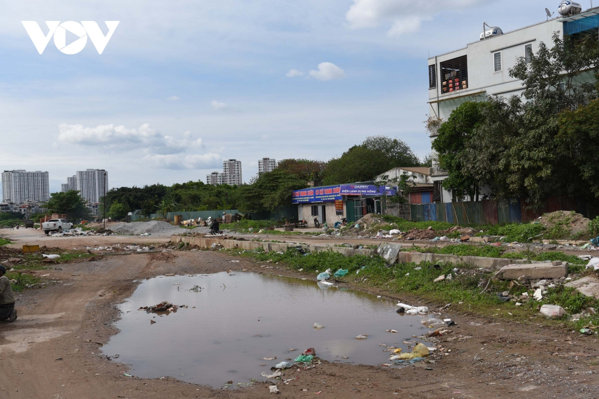 Những “ổ voi, ổ gà” lớn ngập nước ảnh hưởng đến người dân.