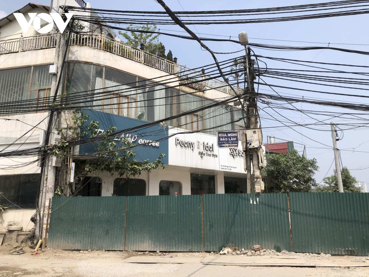 Cửa kính nhà dân ven đường phủ đầy bụi