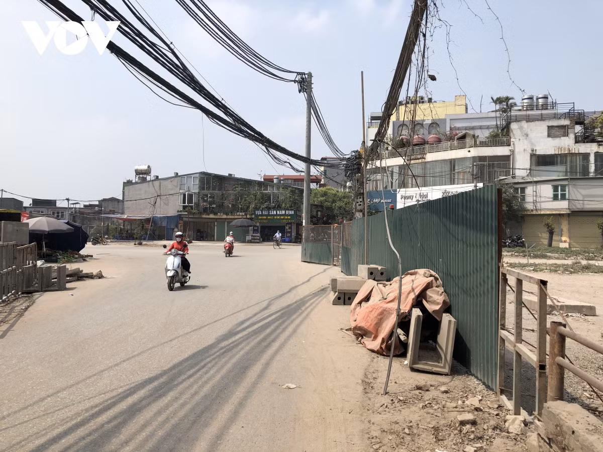 Bà Võ Thị Ninh, người dân ngõ 192 Lê Trọng Tấn cho hay: "Con đường ngày nắng thì bụi bặm, mưa thì lầy lội. Dịp gần Tết có thấy công nhân đến làm chỗ ngã tư này rồi lại im ắng từ đó đến nay".