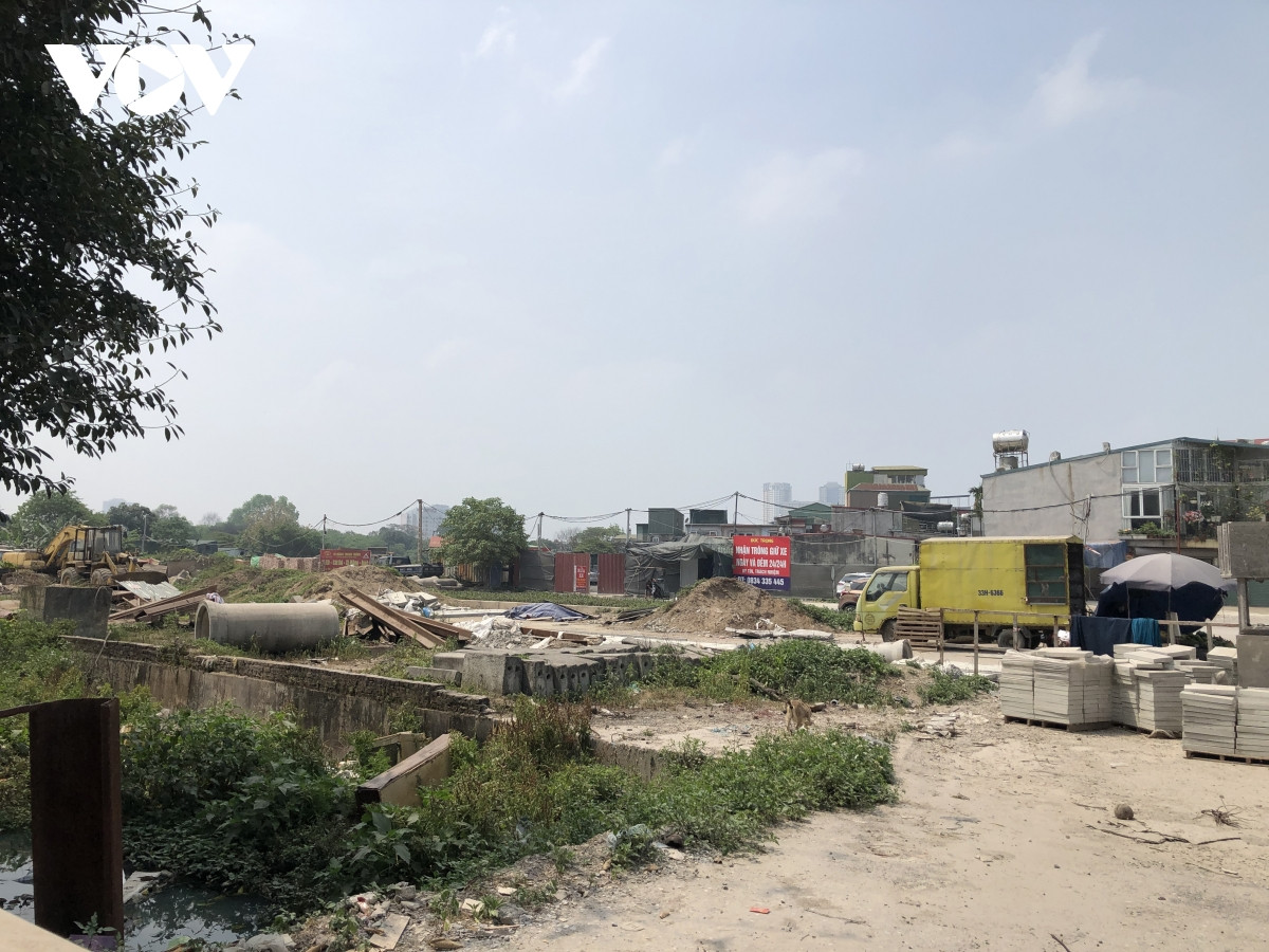 Công trường ngổn ngang nhưng không có công nhân.