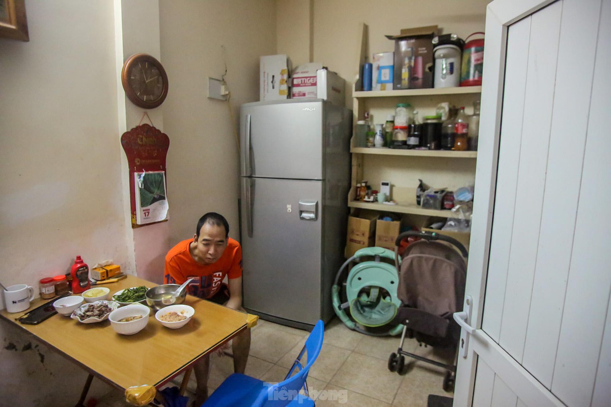 Căn biệt thự trên cũng là nơi sinh sống của 5-7 hộ dân, mỗi hộ cũng chỉ khoảng 24m2.