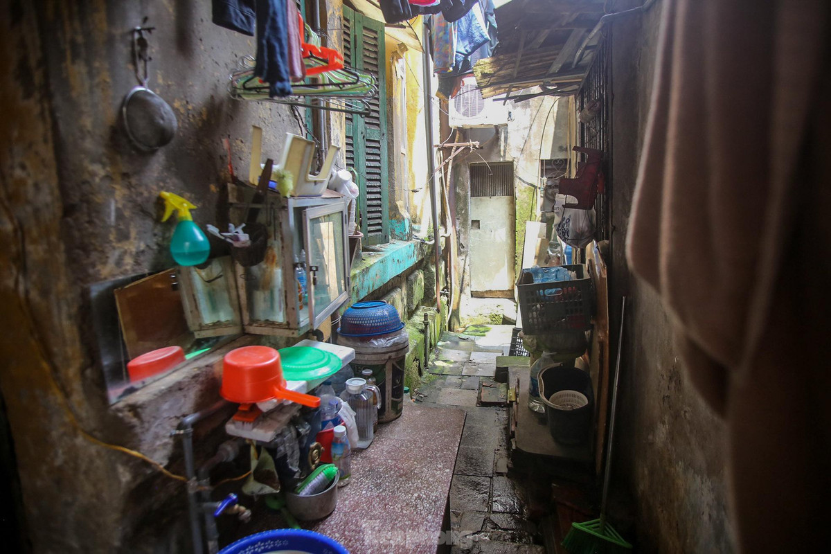 Không gian sống bí bách trong căn biệt thự cũ.