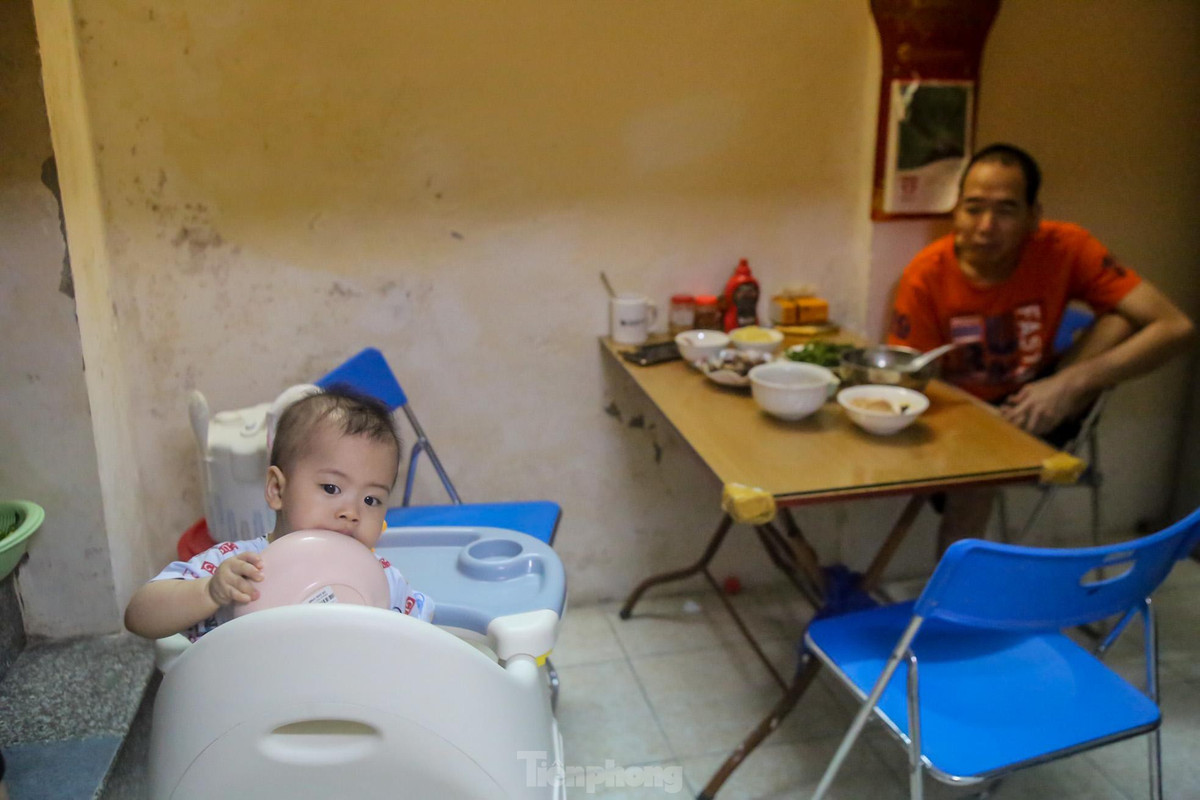 Mọi sinh hoạt được gói gọn trong căn phòng nhỏ.