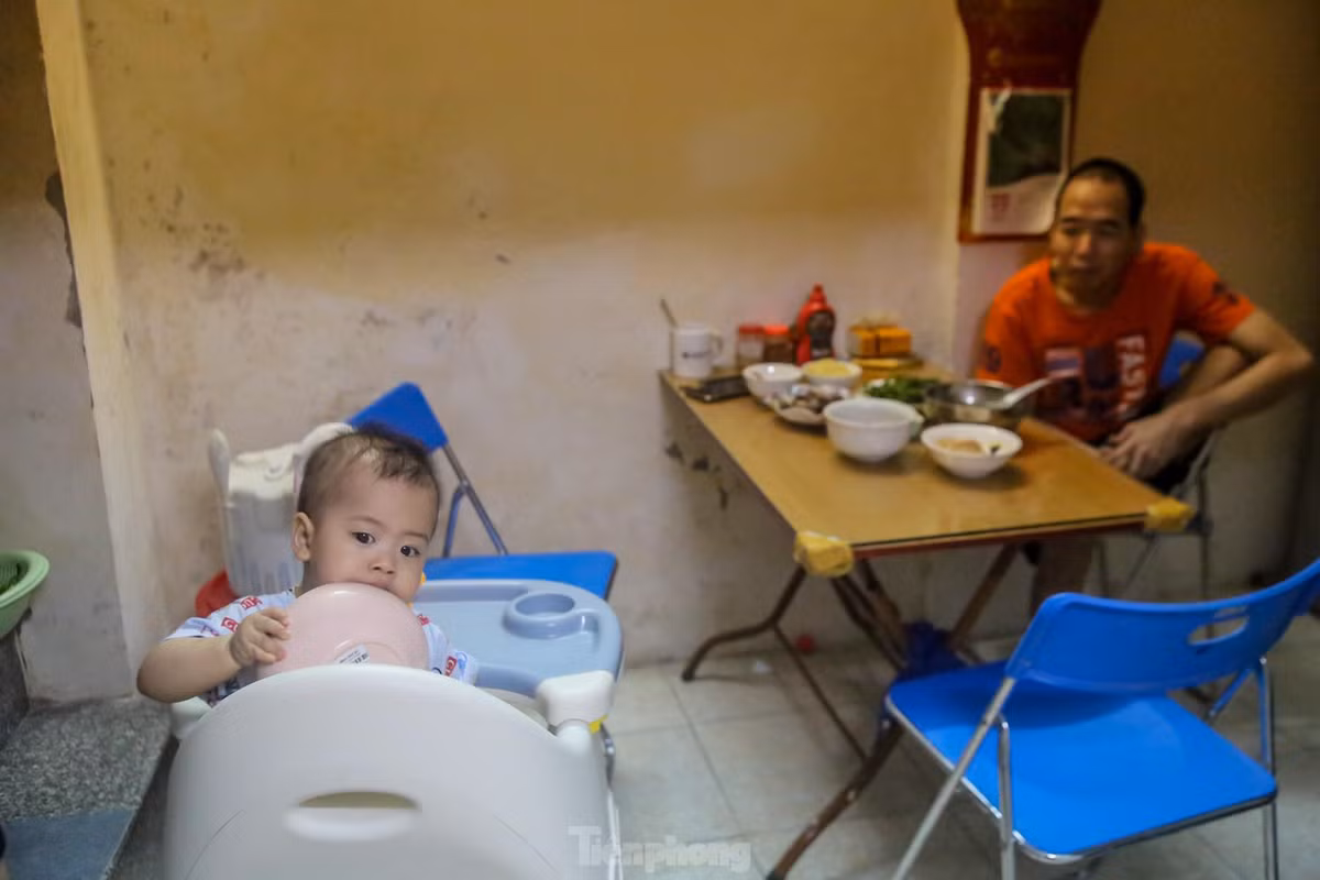 Mọi sinh hoạt được gói gọn trong căn phòng nhỏ.