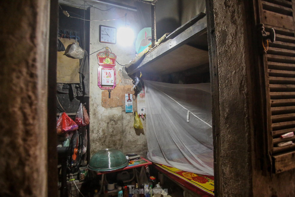 Cảnh nhếch nhác, chật hẹp trong ngôi biệt thự kiến trúc Pháp.