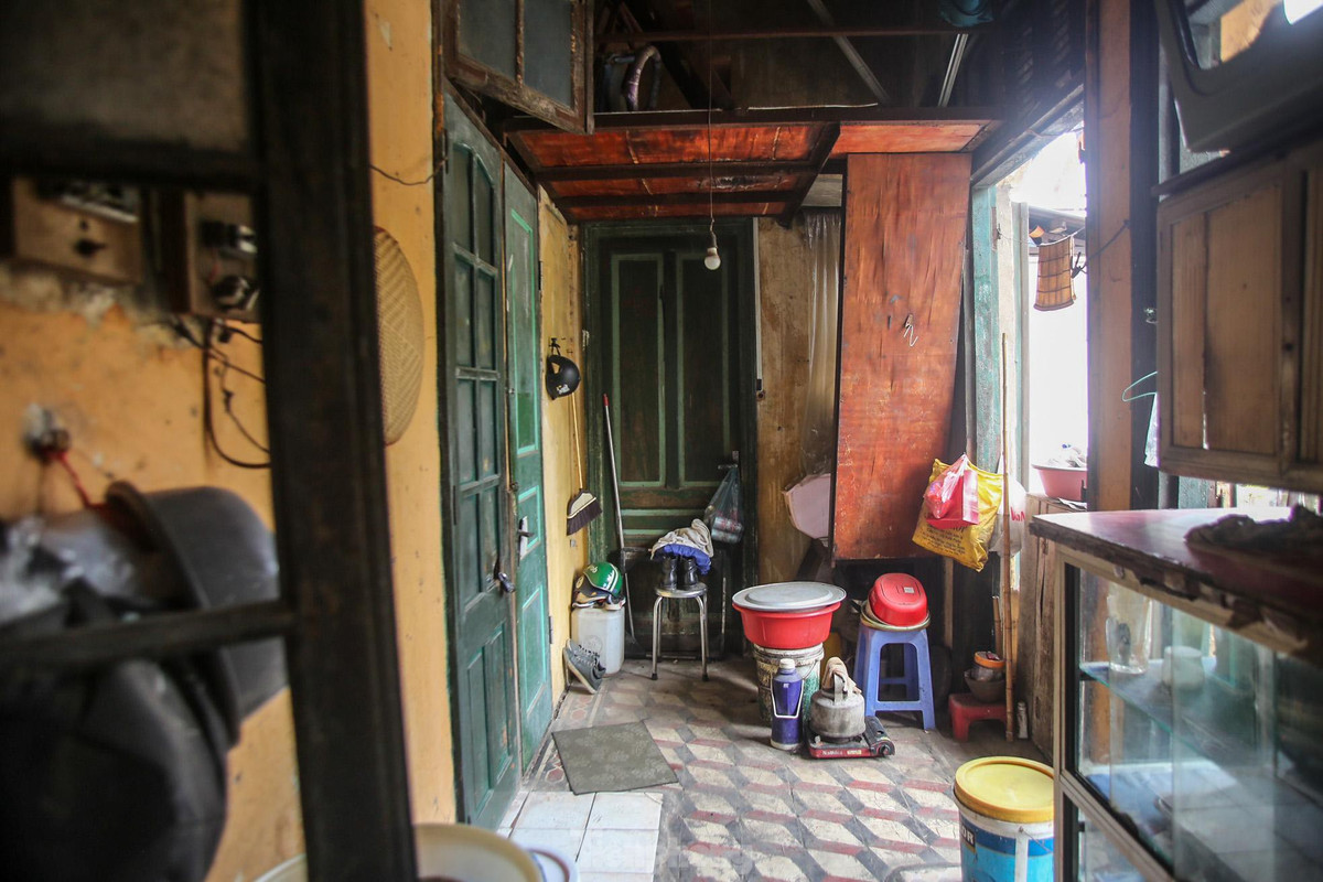 Các hộ dân chia nhau hành lang để đồ dùng sinh hoạt như xô chậu, máy giặt, bếp nấu ăn.