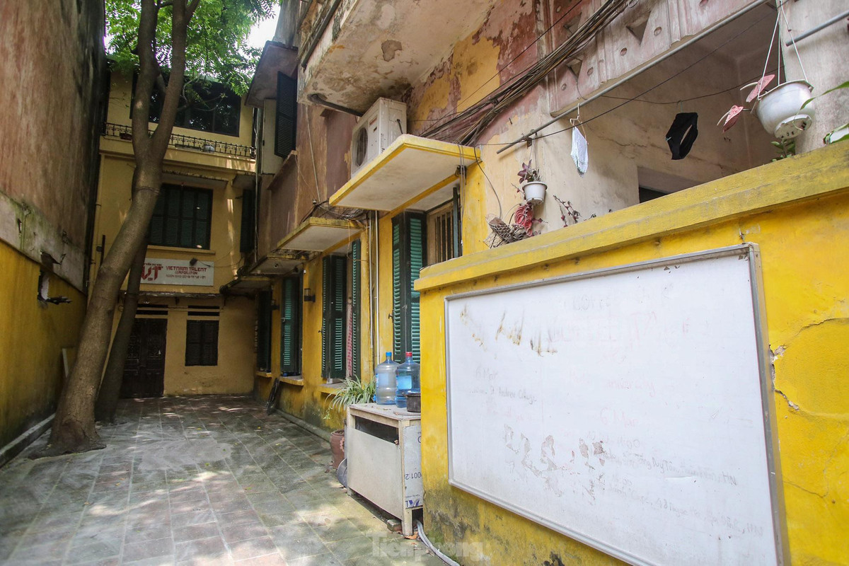 Tương tự, biệt thự số 16 Nguyễn Biểu với kiến trúc Pháp có vẻ nguy nga bên ngoài, bên trong lại chật hẹp, ẩm thấp.