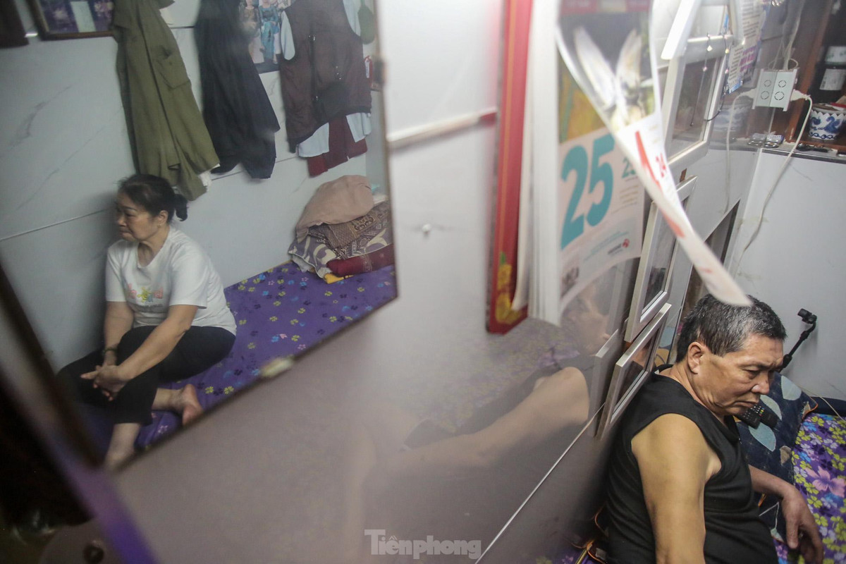 Ngoài chiếc nệm nhỏ làm chỗ ngủ, một phần căn phòng làm chỗ để vật dụng. Chỗ nấu cơm, rửa bát tận dụng phần ngách bên trong.