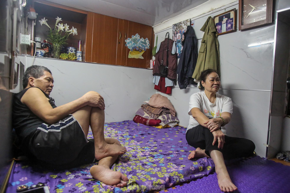 Được tiếng sống trong biệt thự nhưng thực tế hai vợ chồng ông hàng ngày sinh hoạt trong "chiếc lồng chim". Bên trong chật hẹp đến nỗi đầu chạm trần nhà, mỗi lần đi ra vào lại phải cúi gập người qua cánh cửa nhỏ.