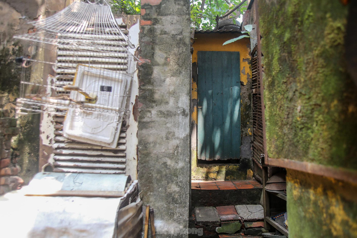 Khu vệ sinh chung ẩm thấp dưới tầng 1.