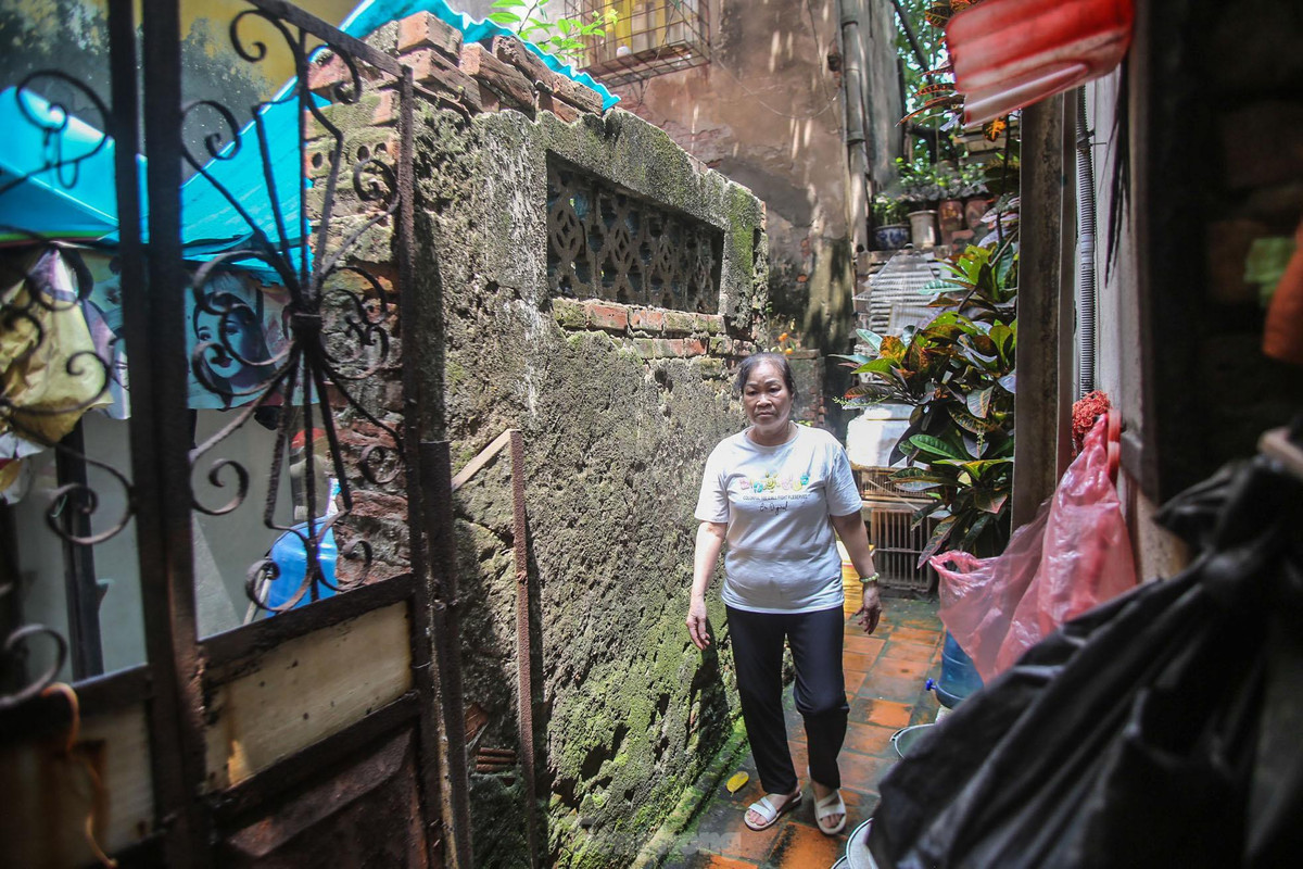 Được biết, trong căn biệt thự có khoảng 7- 8 hộ gia đình sinh sống, trong số này có nhiều hộ cơi nới thêm, phá hỏng hiện trạng căn nhà và gây nguy hiểm. Mỗi căn hộ rộng chỉ khoảng 20m2, đều chung tình trạng chật hẹp, ẩm mốc, nhiều chuột và gián.