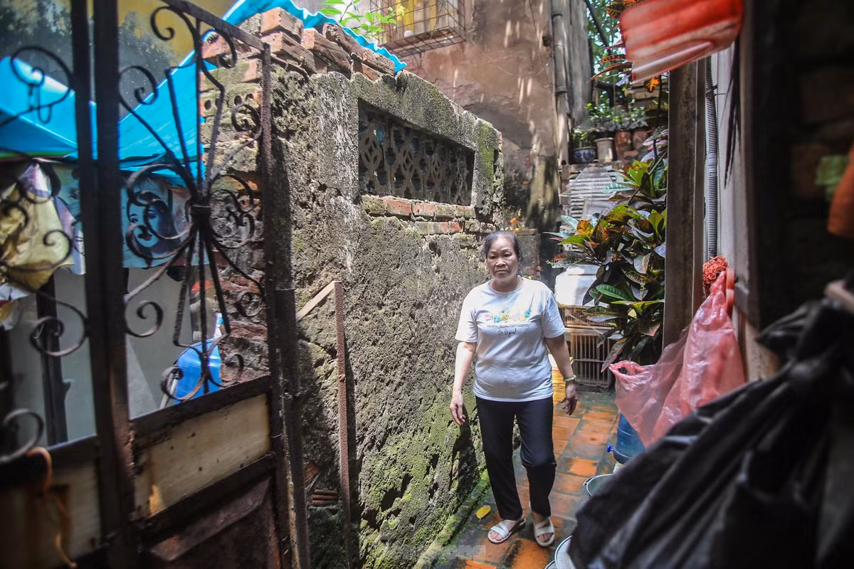 Được biết, trong căn biệt thự có khoảng 7- 8 hộ gia đình sinh sống, trong số này có nhiều hộ cơi nới thêm, phá hỏng hiện trạng căn nhà và gây nguy hiểm. Mỗi căn hộ rộng chỉ khoảng 20m2, đều chung tình trạng chật hẹp, ẩm mốc, nhiều chuột và gián.