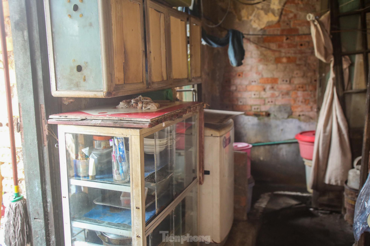 Trên tầng 3 của căn biệt thự, nhà tắm được dùng chung giữa các hộ, được che lại bằng tấm rèm khi sử dụng.