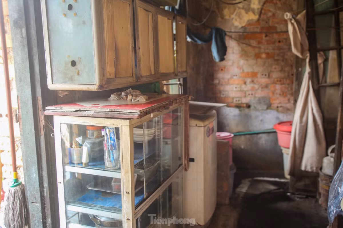 Trên tầng 3 của căn biệt thự, nhà tắm được dùng chung giữa các hộ, được che lại bằng tấm rèm khi sử dụng.