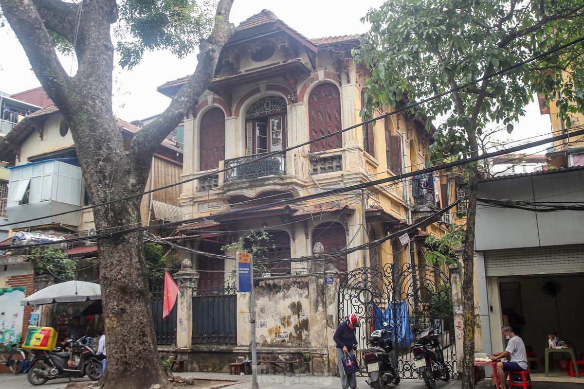 Tuy nhiên, trong buổi họp báo chiều 19/4 thông tin về công tác quản lý, sử dụng các biệt thự được xây dựng từ trước năm 1954, ông Trương Việt Dũng - Chánh Văn phòng UBND TP Hà Nội cho biết thành phố tạm dừng bán các căn biệt thự để rà soát tổng thể.