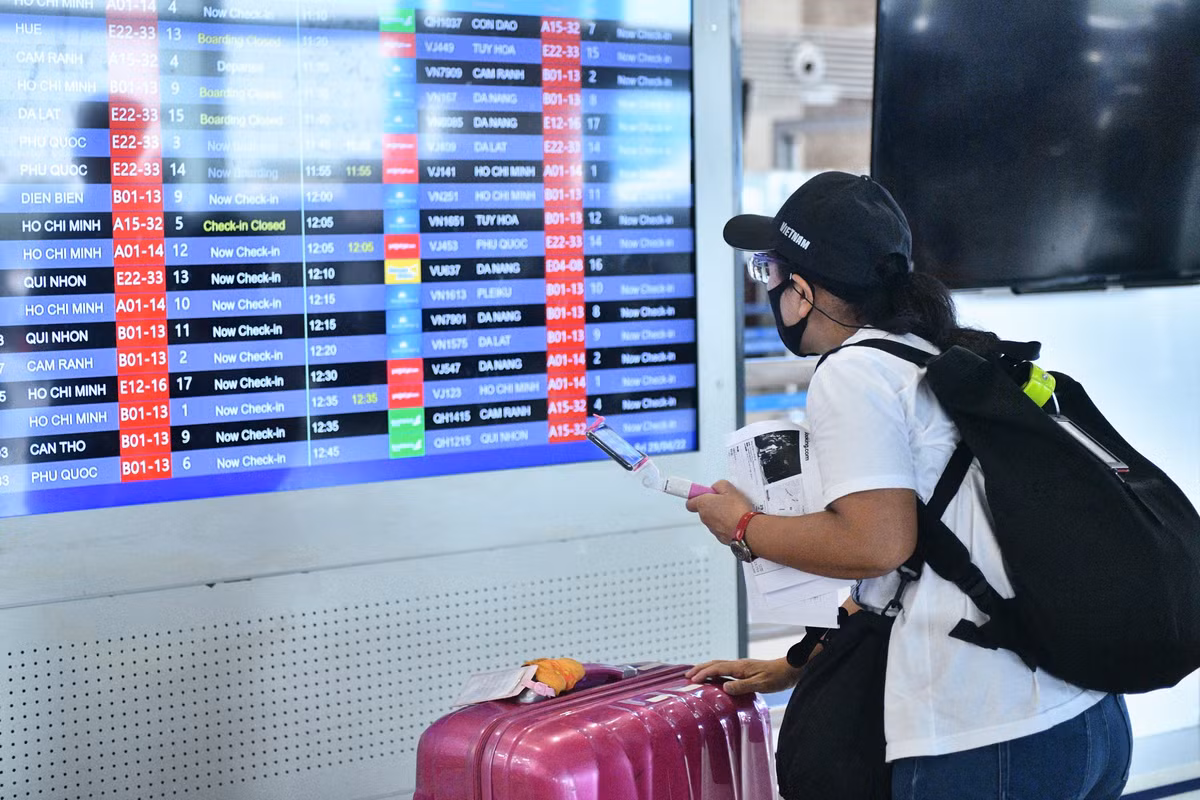 Các chuyến bay tới nhiều điểm du lịch như Đà Lạt, Phú Quốc, TP.HCM, Đà Nẵng... gối nhau liên tiếp. Theo ghi nhận, giá vé máy bay du lịch dịp nghỉ lễ xuất phát từ Hà Nội đang ở mức rất cao, tiệm cận với giá vé cao điểm Tết. Tuy nhiên chỉ cách cao điểm nghỉ lễ ít ngày, vé máy bay từ TP.HCM hay Hà Nội đến một số điểm du lịch nội địa bất ngờ xuống giá.