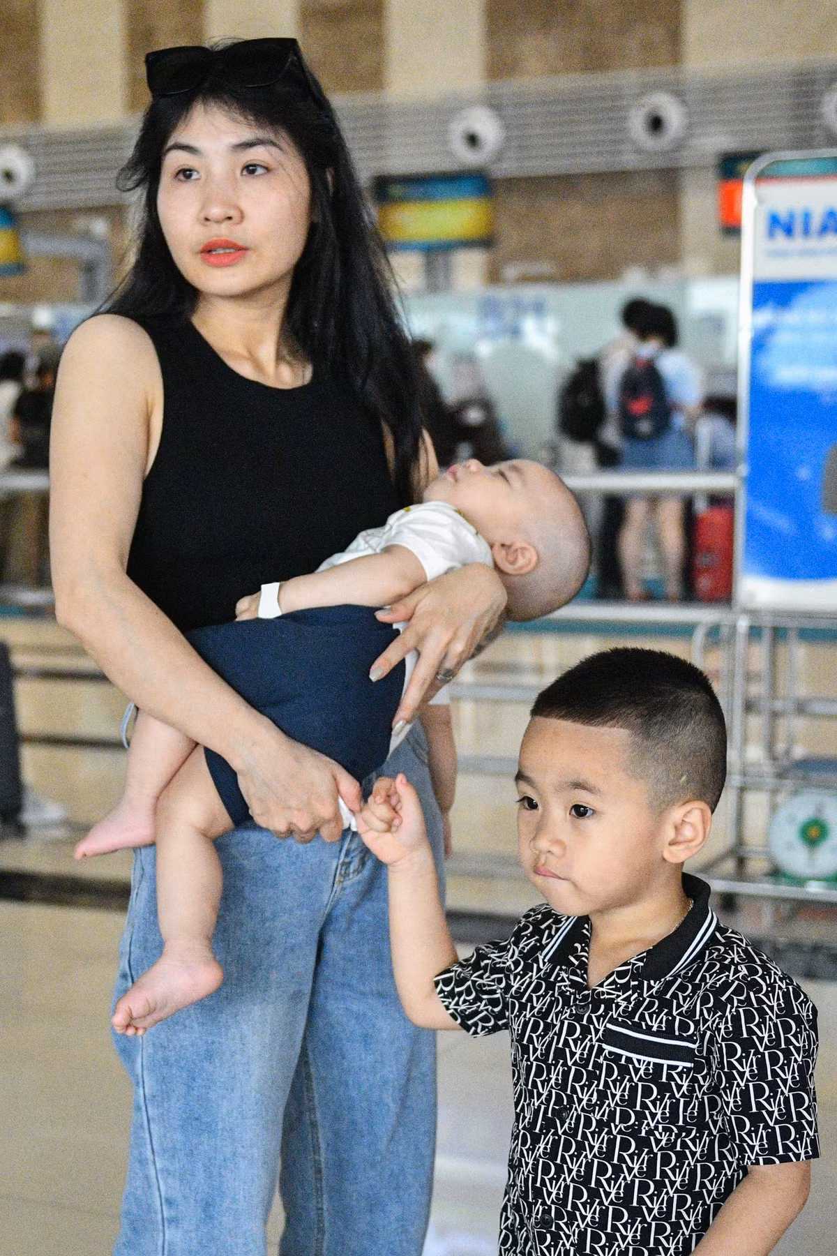 Gia đình chị Tuyết di chuyển từ Hà Nội tới Nha Trang để đi du lịch. "Tôi đặt vé trước đó cả tháng với giá khoảng hơn 5 triệu/ vé khứ hồi/ người. Tuy nhiên mới tối qua kiểm tra lại thì vé hiện tại chỉ khoảng hơn 3 triệu. Nhưng cái này mình cũng không kiểm soát được, mà tôi đặt sớm cho yên tâm, còn hơn sát ngày lại cháy vé", chị Tuyết nói.