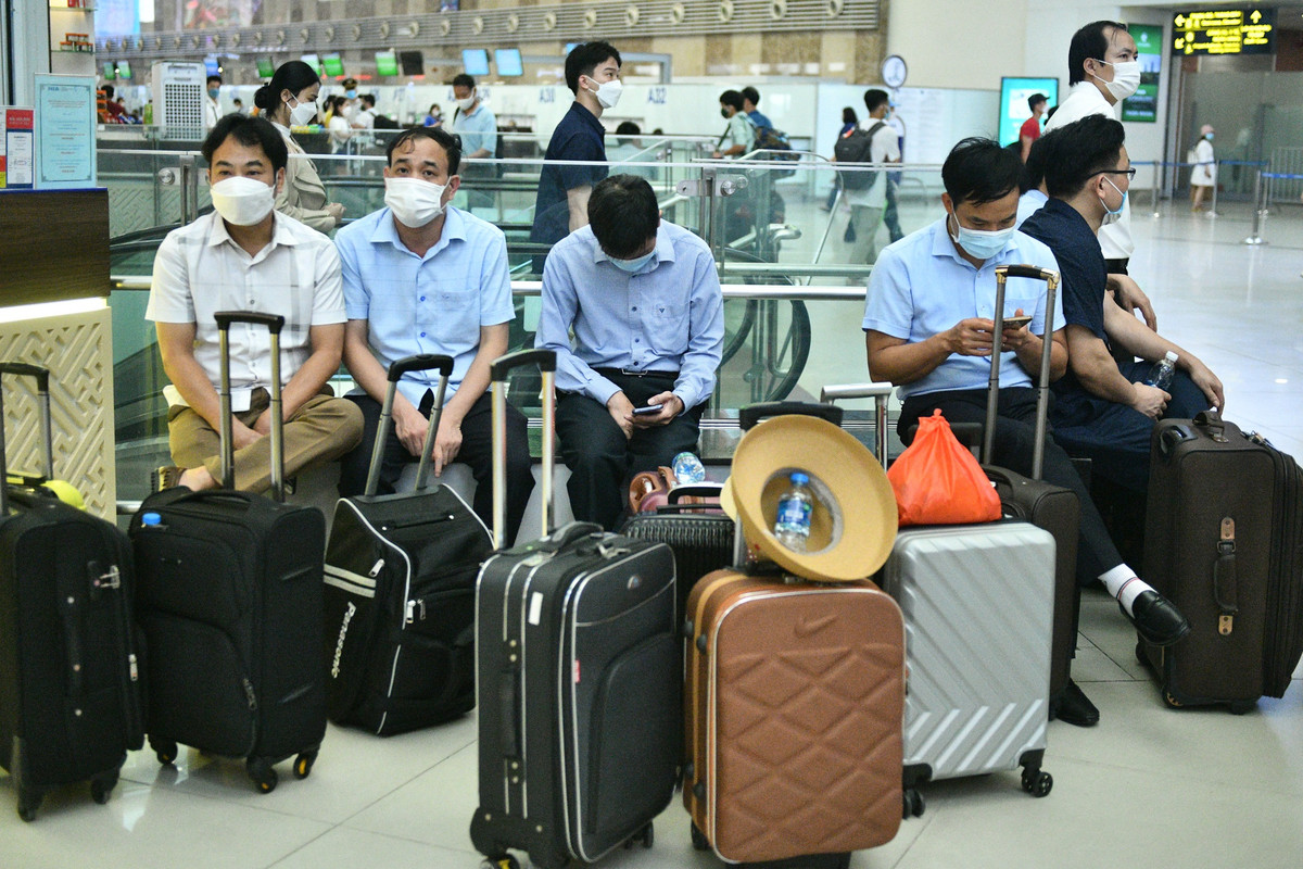 Theo ghi nhận, phần lớn hành khách có mặt tại sân bay Nội Bài ngày này với mục đích là đi du lịch, nghỉ lễ. Chủ yếu là các gia đình, nhóm bạn... với đồ đạc, vali lỉnh kỉnh.