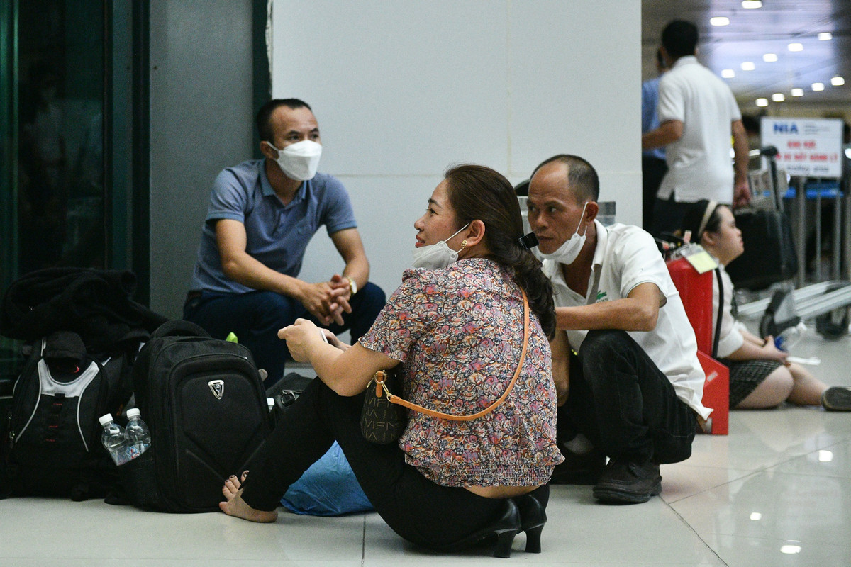 Chưa tới giờ vào cửa, nhiều hành khách cũng vạ vật khi khu vực ghế ngồi đã kín chỗ.