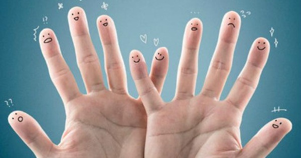 Đầu ngón tay có nhiều đường vân thẳng. Đầu các ngón tay (trừ ngón tay cái) có nhiều đường vân thẳng cho thấy chủ nhân là người làm việc vất vả nhưng không thu được nhiều thành quả tốt. Người này có tư duy nông cạn, chỉ thấy cái lợi trước mắt mà không có sự tính toán lâu dài, cuộc đời nhiều khó nhọc.