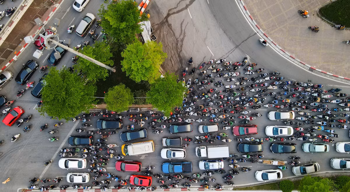 Xe máy dừng chờ đèn đỏ tràn ra cả khu vực dành cho luồng phương tiện rẽ phải từ đường Láng đi Nguyễn Trãi.